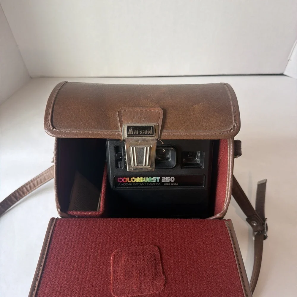 Vintage Kodak Colorburst 250 Electronic Flash Instant Camera w/Strap Pre-Owned.